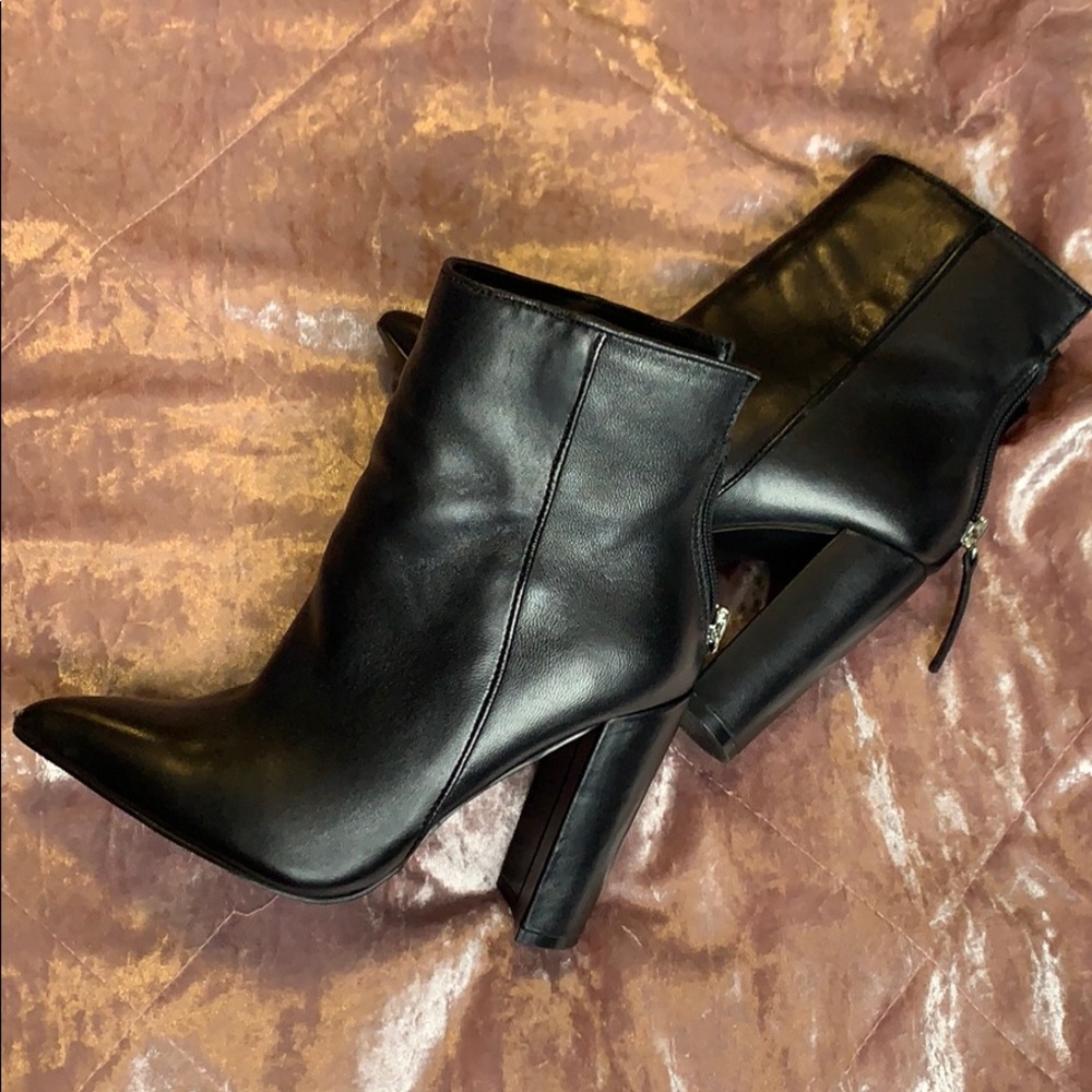 EUC Steve Madden Black Leather Trista Bootie